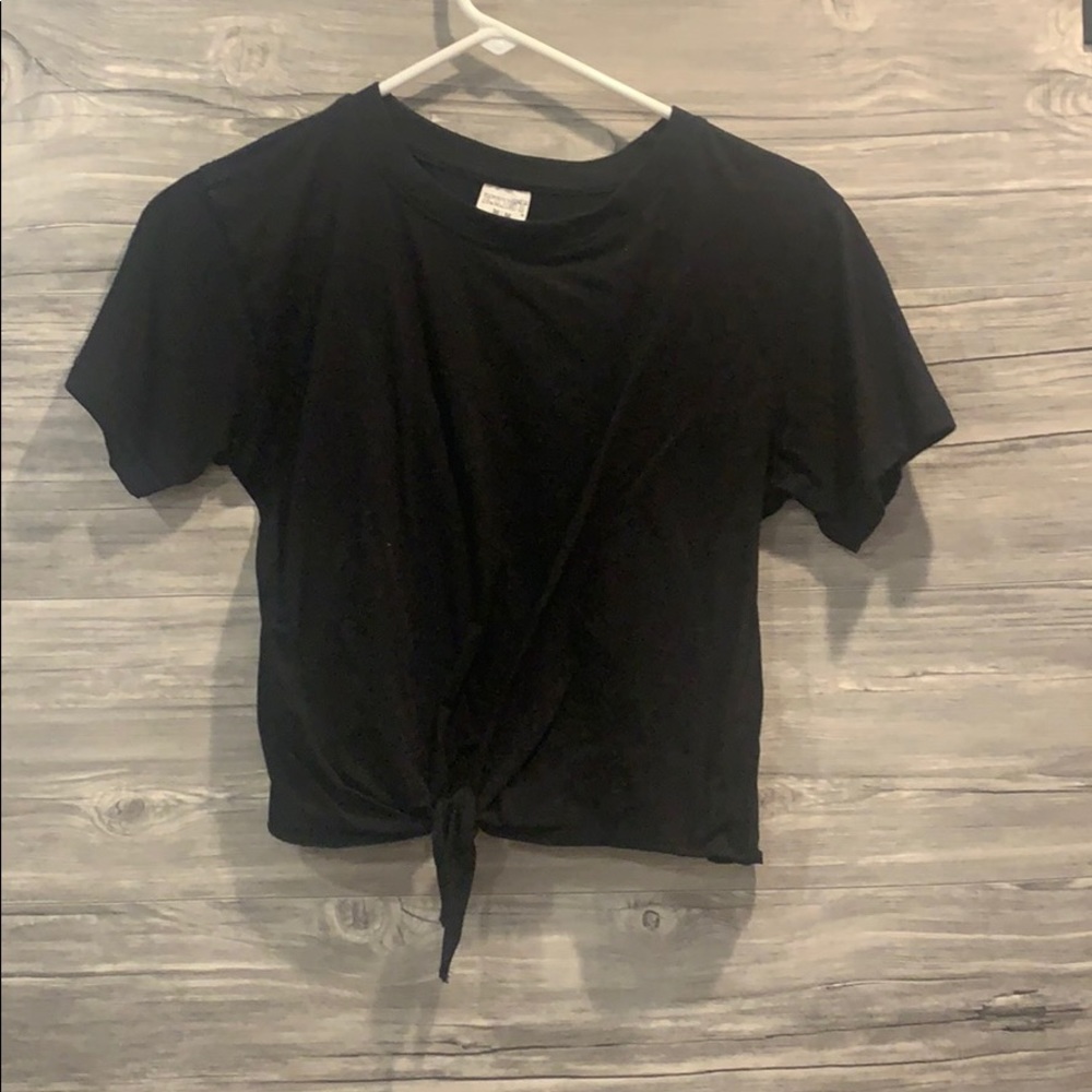 Belly-knotted black tee